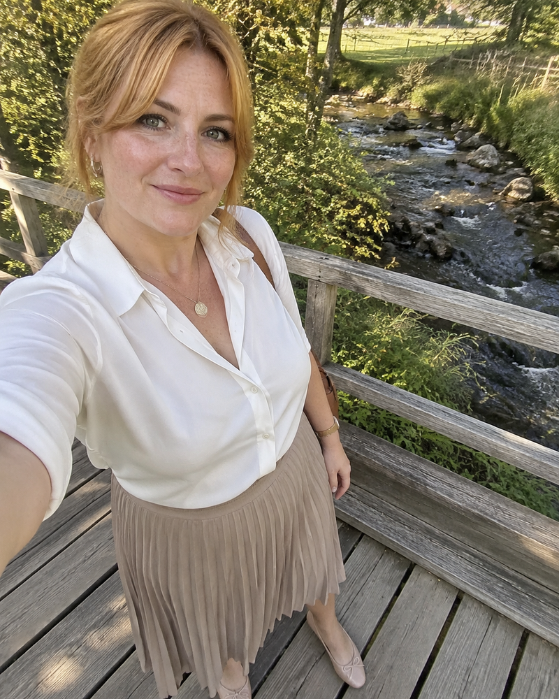 Leende kvinna med kaffe innan en dejt